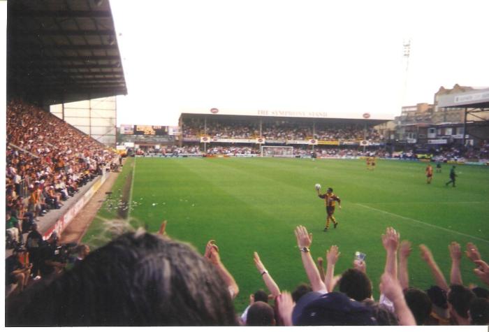 Peter Beagrie prepares to take a corner. Bradford City vs Liverpool, May 2000